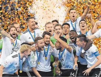  ?? FOTO: AFP ?? Die junge deutsche Nationalma­nnschaft nach dem Gewinn des Confed Cups.