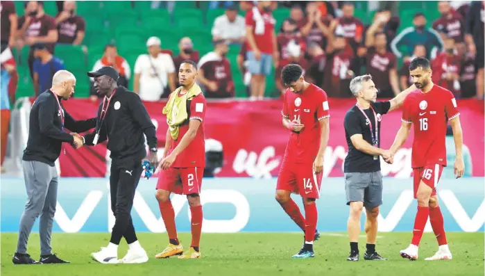  ?? REUTERS ?? A la selección de Qatar no le cayó nada bien la derrota ante Senegal.