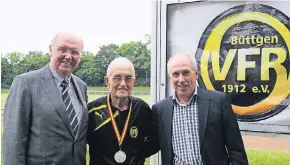  ?? FOTO: RUST ?? 50 Jahre – die Tischtenni­s-Abteilung des VfR Büttgen feiert Jubiläum: Franz-Josef Kallen, Gerhard Apitzsch, Hermann-Josef Tombrink (v.l.).