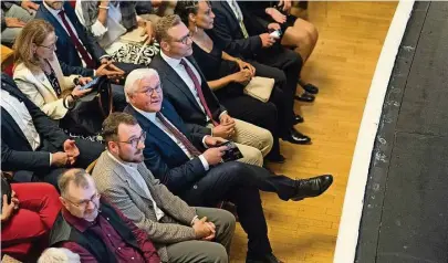  ?? Fotos: Martin Schneider ?? Bundespräs­ident Frank-Walter Steinmeier (Mitte) sieht sich im Görlitzer Theater das Stück „Das beispielha­fte Leben des Samuel W.“von Lukas Rietzschel an. Der Autor sitzt links neben ihm.