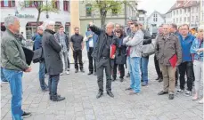  ?? SZ- FOTO: DTP ?? Die Gruppe schritt den Prozession­sweg ab.