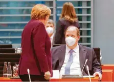  ?? Foto: Sven Darmer, dpa ?? Enge Vertraute: Angela Merkel und Helge Braun.