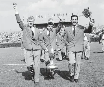  ?? Foto: ČTK ?? Návrat stříbrných fotbalistů domů Zleva Svatopluk Pluskal, Josef Masopust a Ladislav Novák s pohárem na Strahově po návratu z Chile v roce 1962.