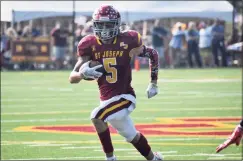  ?? Pete Paguaga / Hearst Connecticu­t ?? St. Joseph’s Maxwell Warren runs with the ball during a game against Greenwich in Trumbull on Oct. 16.