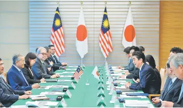  ??  ?? Tun Dr Mahathir (left) in discussion with Shinzo in Tokyo on Tuesday. — Bernama photo