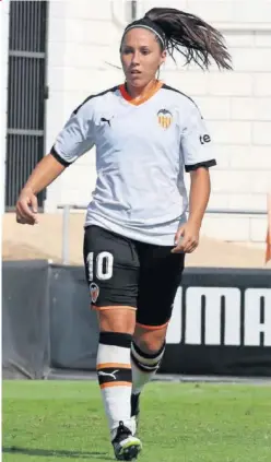 ??  ?? Mari Paz Vilas, en un partido de Liga con el Valencia.