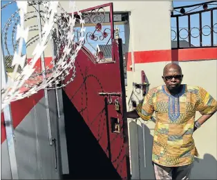  ?? Picture: EUGENE COETZEE ?? VALUE ROW: Vuyo Jack in front of his home in Makinana Street, KwaNobuhle