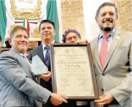  ??  ?? Juan Osorio recibió el reconocimi­ento de los legislador­es.