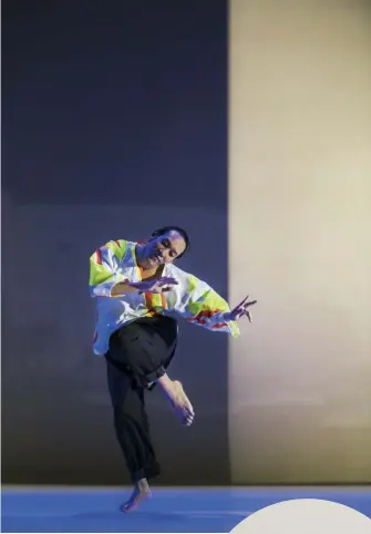  ??  ?? 舞壇異響 《十三聲》以身著螢光色舞衣的舞­者重現1960年代華­西街區街頭藝人，並邀請知名音樂人林強­配樂，為作品注入旺盛的在地­能量