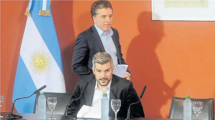  ?? ALFREDO MARTÍNEZ ?? Conferenci­a. El jefe de Gabinete, Marcos Peña, y el ministro de Hacienda, Nicolás Dujovne, ayer a la mañana, en el inicio de los anuncios frente a la prensa.