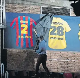  ?? FOTOS: MANEL MONTILLA ?? Paco Sedano fue el protagonis­ta. Manteado, con su familia, vio como Kikillo, su hermano, descubría su camiseta, ya para siempre en el Palau. Dyego y el Barça dieron espectácul­o antes