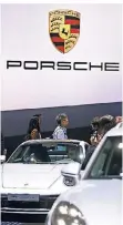  ?? FOTO: RTR ?? Beim Autosalon in Genf zeigte Porsche auch das Modell 911.