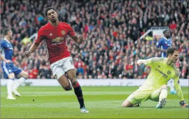  ??  ?? EL PRIMERO. Rashford marcó el primero del United ante la atenta mirada de Begovic.