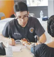  ??  ?? En Medicina Urbana los estudiante­s tienen de practicar sus destrezas clínicas y aprender del paciente, llegando a conocer sus historias.