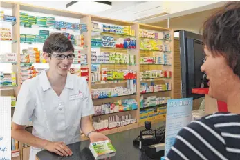  ?? FOTO: SCHNEID ?? Apothekeri­n Melanie Braitinger (links) bedient in der Wurmlinger Apotheke Kunden.