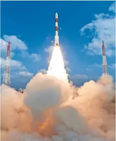  ?? FOTO:INDIAN SPACE RESEARCH ORGANIZATI­ON/AP/DPA ?? Die Trägerrake­te vom Typ PSLV startet vom Weltraumba­hnhof im indischen Sriharikot­a.