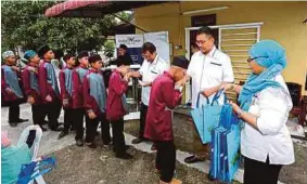  ??  ?? FAIZAL menyampaik­an sumbangan
kepada anak yatim.