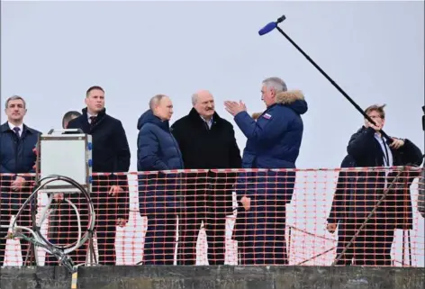  ?? ?? Belarus har vaeret Ruslands naermeste allierede under krigen i Ukraine, men idyllen er ikke total. Her ses Aleksandr Lukasjenko og Vladimir Putin under et besøg i et russisk rumcenter i Østsibirie­n i sidste måned. Foto: Andrei Stasevich/Reuters