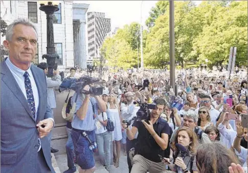  ??  ?? Robert F. Kennedy Jr. leads Albany rally pushing to overturn law that bars kids from school if they haven’t gotten required vaccinatio­ns.