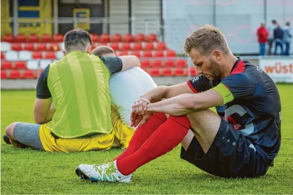  ?? Foto: Julian Leitenstor­fer ?? Für Spieler wie Sebastian Nichelmann – er kam 2011 vom SC Fürstenfel­dbruck – ist der Abstieg des TSV Landsberg besonders bitter. Nichelmann verlässt den Klub und geht zu seinem Heimatvere­in Penzing in die Be zirksliga.