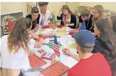  ??  ?? Schüler des Lise-Meitner-Gymnasiums Geldern bei einem Planspiel in der Waldkasern­e Hilden