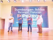  ??  ?? MAJLIS PENYAMPAIA­N: Sharif Suhaimi bergambar bersama wakil Petron, Arddyaffen­dy Mohamad Arifin dan Zulkifli Yunus Mydin dalam majlis itu.