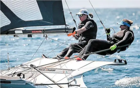  ?? | PHOTO : SAILING ENERGY / FFVOILE ?? Charline Picon (à gauche) et Sarah Steyaert visent une qualificat­ion pour les JO 2024, à Marseille. Il s’agirait des quatrièmes pour la Rochelaise de 39 ans, qui partira ensuite en bateau autour du monde avec sa famille.