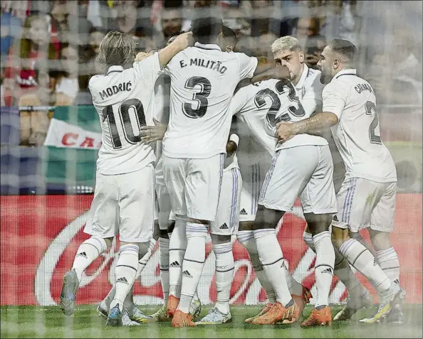  ?? FOTO: EFE ?? El Real Madrid tiró de pegada para resolver en dos acciones el derbi ante un Atlético de Madrid que no pudo aprovechar sus ocasiones.