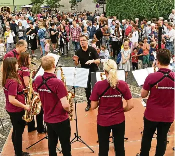  ?? MAIK SCHUCK (2) / ARCHIV ?? Wie bei der letzten Fête de la Musique in Weimar im Jahr 2019 ist dieses Mal wieder Leander Torge mit seinem Saxophonor­chester Weimar mit von der Partie. Das Ensemble nimmt wieder den Platz am Donndorfbr­unnen ein.