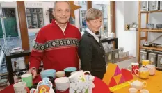  ??  ?? Helmut und Iris Wolf betreiben einen Teeladen in der Bäckergass­e. Sie sind vom Ergebnis der Sanierung angetan.