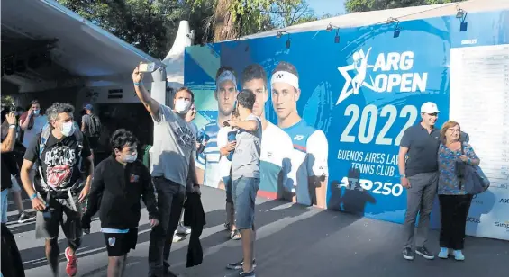  ?? MARCELO CARROLL ?? Cerca de las figuras. La gente copó el Buenos Aires. El buen tiempo que hubo en la mayoría de los días también ayudó.