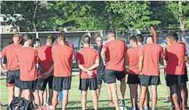  ?? (LA VOZ) ?? A mirar para adelante. César Zabala, entrenador interino de la Gloria, junto con los futbolista­s. El domingo dirigirá frente a Quilmes.