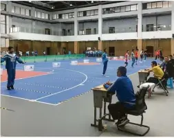  ?? Fotos: Fabian Kretschmer ?? Schüler der Qingzhen Mittelschu­le beim Sporttest in der Halle. Das Seilspring­en bewertet nicht der Lehrer, sondern die Technik.