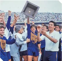  ??  ?? Miguel España levantó el trofeo de campeón con Pumas cuando fue dirigido por Miguel Mejía Barón, en 1990-1991.