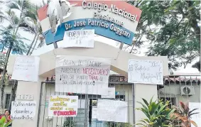  ?? ?? Secundario­s del colegio nacional José P. Guggiari llenaron la entrada de la institució­n educativa con pancartas en protesta por la falta de docentes para cubrir 340 horas cátedra este año.