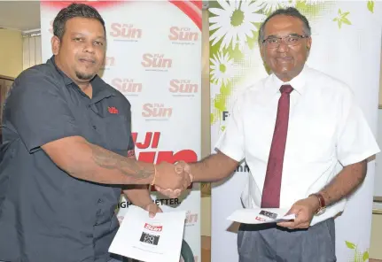  ??  ?? Fiji Sun Marketing and Circulatio­n Manager Rajiv Raj (left) with Fiji Dental Associatio­n President Dr. Vikash Singh after the signing of the MOU on July 23, 2019. Photo: Ronald Kumar