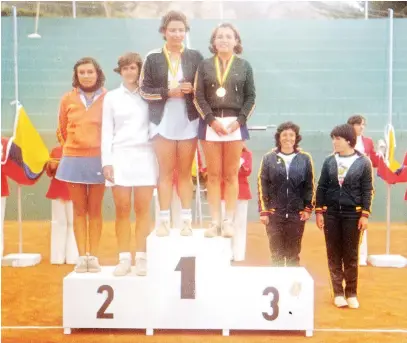  ?? LOS TIEMPOS ?? Velasco y Terán en los más alto del podio, en los Juegos Bolivarian­os de 1977.