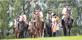  ?? FOTO: THOMAS WARNACK (ARCHIV) ?? Hauen und stechen: Bei den Hohenzolle­rn-Kürassiere­n geht es drunter und drüber. Der Rittmeiste­r (ganz rechts) will seine Position behalten. Abtrünnige Mitglieder wollen ihn zum Rücktritt bewegen.