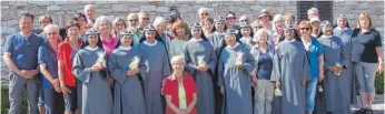  ?? FOTO: ERWACHSENE­NBILDUNG ?? Die Teilnehmer der Assisi-Reise zusammen mit den Schwestern des Casa Santa Brigida.