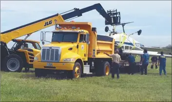  ??  ?? While the plane was being removed from the runway, a couple of Mainland flights were diverted to Kona Internatio­nal Airport on Hawaii island, said Maui District Airports Manager Marvin Moniz.