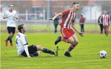  ?? FOTO: THOMAS WARNACK ?? Valentin Mijic (Daugendorf/Zwiefalten) foult Axel Frick (re.). Es gibt Freistoß und Christian Jäggle erhöht auf 2:0 für die Gäste.