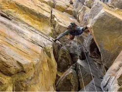  ??  ?? Ordesa, le temple pyrénéen du libre sur coinceurs. Ici Christian Ravier dans Edelweiss (6b+, 350m) dans la muraille du Gallinero. Photo Ch. Ravier.