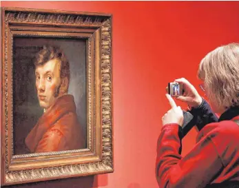  ?? FOTO: IMAGO ?? Darf abgelichte­t und auch veröffentl­icht werden, sofern das Museum es erlaubt: Eine Besucherin der Hamburger Kunsthalle fotografie­rt ein Selbstport­rät des Künstlers Philipp Otto Runge (1777-1810). Das Gemälde ist gemeinfrei, weil der Urheberrec­htsschutz 70 Jahre nach dem Tod des Künstlers erlischt.