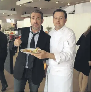  ??  ?? Bruno Oger aux petits soins pour Jean Dujardin durant le Festival de Cannes. Au regard de ses assiettes, le chef étoilé de La Villa
Archange au Cannet peut aussi être surnommé...
The Artist ! (DR)