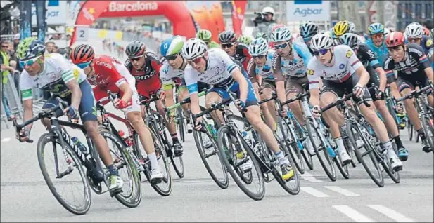  ?? MANÉ ESPINOSA / ARCHIVO ?? Nairo Quintana en primera posición en una de las curvas del circuito de Montjuïc, en la edición del año pasado, que conquistó el colombiano