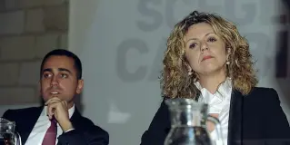  ??  ?? Istituzion­i
Il vicepremie­r, ministro dello Sviluppo economico, Luigi Di Maio e Barbara Lezzi, grillina, a cui è stata affidato il ministero del Sud