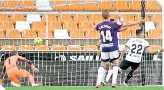  ?? / FOTO: EFE ?? Maxi Gómez anotó los dos primeros goles en la victoria del Valencia.