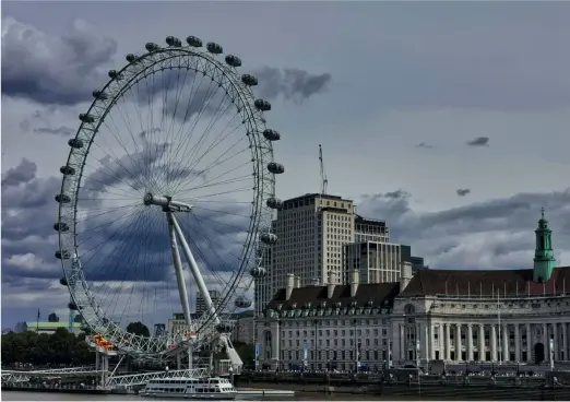  ??  ?? London Eye
Das Riesenrad an der Themse ist ein Touristen‍ magnet – hier auf einer Übersichts­aufnahme. Dies ist für mich immer der An‍ fang, bevor ich mich dem Motiv nähere; in diesem Fall mit einem extremen Weit‍ winkelobje­ktiv und vielen Detailfoto­s. 20 bis 40 Auf‍ nahmen sind die Norm.