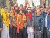  ?? HT PHOTO ?? Pilgrims after paying obeisance at the Durgiana Temple, before leaving for the Pakistan-based Katas Raj Temple, in Amritsar on Sunday.