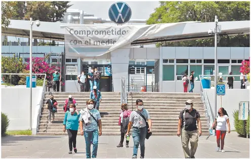  ?? foto: reuters. ?? El regreso de la fuerza laboral a los centros de producción del país solo fue posible siguiendo estrictas normas de higiene y sanitizaci­ón.